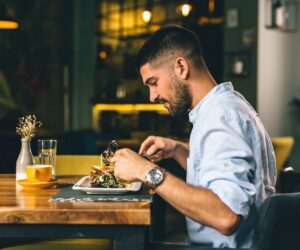 Single al ristorante: ecco perché dovrebbero intervenire i gestori
