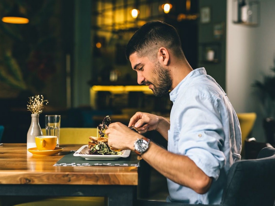 Single al ristorante: ecco perché dovrebbero intervenire i gestori