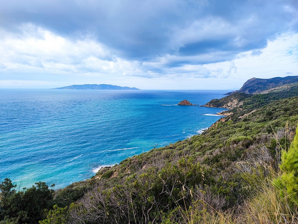 Panoramica di Monte Argentario: scorci da showtime, ma quello sterrato…